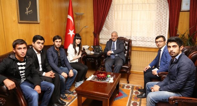 Azerbaycan’lı öğrencilerden Vali Güvençer’e Azerbaycan Bayrağı hediyesi
