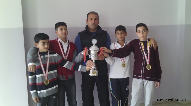 Badminton Şampiyonu Deniz Bitmiş Ortaokulu