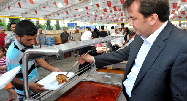 BAŞKAN ERKOÇ, İFTAR ÇADIRINDA YEMEK DAĞITTI