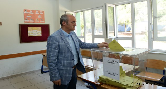 BAŞKAN OKAY, KIZ İMAM HATİP’TE OY KULLANDI