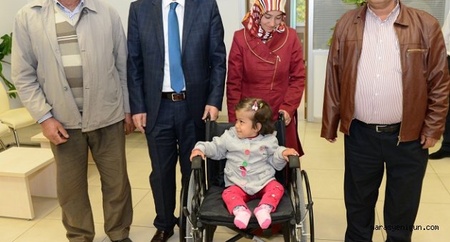 BAŞKAN OKAY KÜÇÜK FATMAGÜL'E TEKERLEKLİ SANDALYE HEDİYE ETTİ.