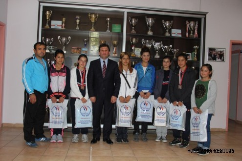 BAYAN GÜREŞÇİLER EDİRNEDEN MADALYAYLA DÖNDÜ
