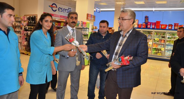 Boyraz Mağazacılar gününü karanfil dağıtarak kutladı..