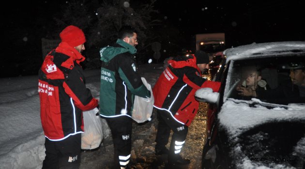 Göksun’da Mahsur Kalan Yolculara Sıcak Çorba İkramı