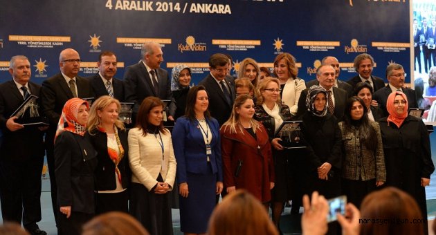 Gülen adam çalışıyor,vatandaş alkışlıyor!