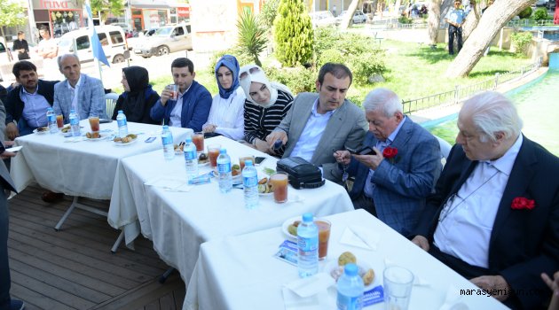 İki Güzel İnsan Kitap Kafe'de