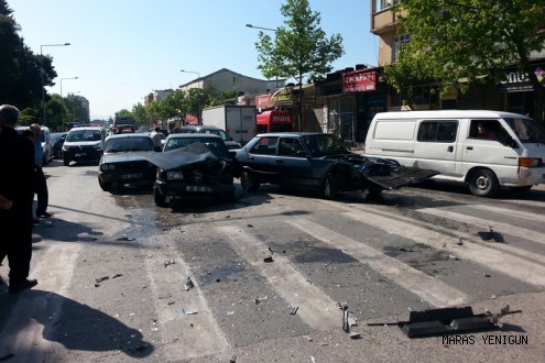 İTFAİYEDEN TRAFİK KAZASINA MÜDAHALE