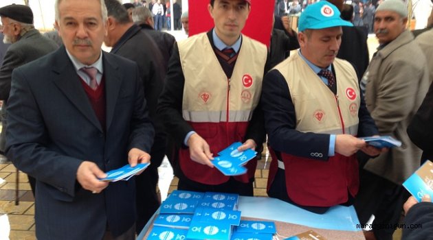 Kahramanmaraş Diyanet Vakfı Görevlileri İnsanı iyilik yaşatır Diyerek Kitap Ve Lokum İkram Etti…