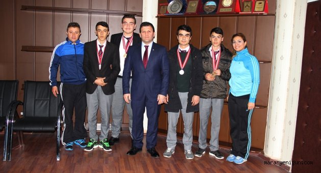 KORT TENİSİNDE İMKB MESLEKİ VE TEKNİK AND.LİS. BÖLGE ŞAMPİYONU