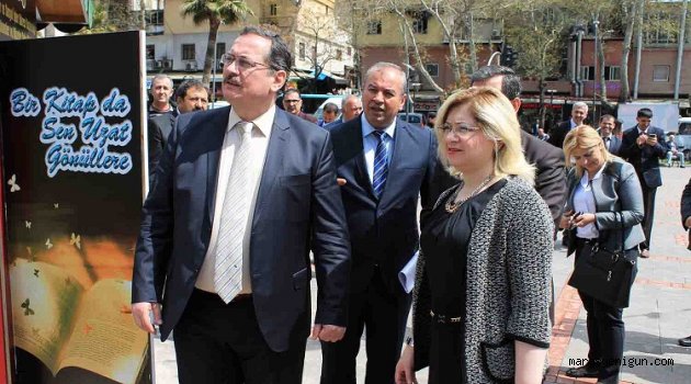 Kütüphane haftasında kitap okuma etkinliği