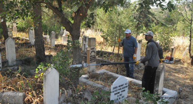 Mezarlıklarda temizlik çalışmaları devam ediyor