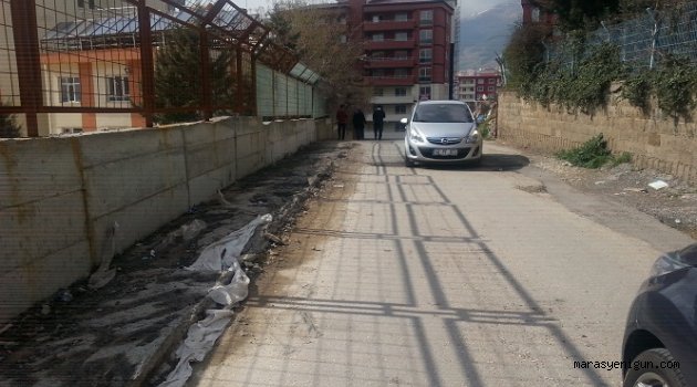 Okul Önündeki beton artıkları Tehlike Saçıyor