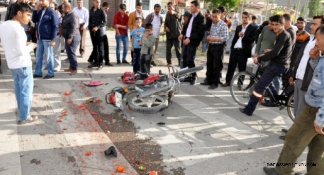 Otomobil ile motosiklet çarpıştı