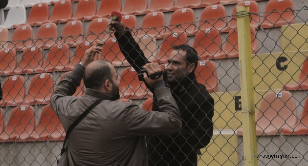 POLİSLERE TARAFTARDAN KARANFİL JESTİ
