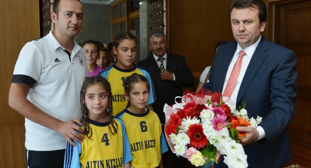 Şampiyon Hentbolculardan Başkan Erkoç'a Ziyaret