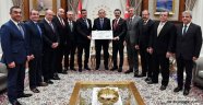 15 Temmuz Yardım Çeki Cumhurbaşkanı Erdoğan’a Sunuldu