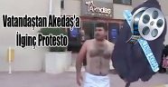 AKEDAŞ’ı Soyunarak Protesto Etti