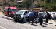 Araçlarda Sıkışan Kazazedeleri İtfaiyeciler Çıkardı