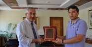 ATUDER’den Rektör Prof. Dr. Durmuş Deveci’ye Teşekkür Plaketi