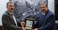 Aydın Valisi Ayyıldız’dan Konukoğlu’na Plaket