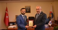 Azerbaycan Eğitim Kültür ve Dayanışma Derneğinden Rektör Deveci’ye Teşekkür Ziyareti