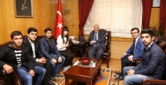 Azerbaycan’lı öğrencilerden Vali Güvençer’e Azerbaycan Bayrağı hediyesi