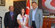 Başkan Aydın, Milli Güreşçiyi Altınla Ödüllendirdi