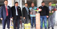 Başkan Çeleğen Vatandaşlara Gül Dağıttı
