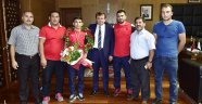 Başkan erkoç, dünya üçüncüsü ertuğrul kahveci’yi makamında kabul etti.