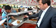 BAŞKAN ERKOÇ, İFTAR ÇADIRINDA YEMEK DAĞITTI