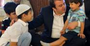 BAŞKAN ERKOÇ’TAN NAMAZ ŞENLİĞİ ÇOCUKLARINA HEDİYE