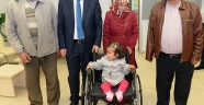 BAŞKAN OKAY KÜÇÜK FATMAGÜL'E TEKERLEKLİ SANDALYE HEDİYE ETTİ.