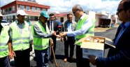 Başkan Okay'dan Asfalt İşçilerine Dondurma İkramı