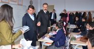 Başkan Okumuş 8. Sınıflara TEOG Kazanım Defteri Dağıttı