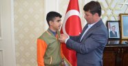 Başkan Okumuş'tan Türkoğlu'lu Türkiye Birincisine Ödül..