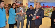 Boyraz Mağazacılar gününü karanfil dağıtarak kutladı..