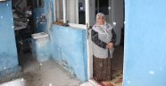 Buz Gibi Evinde Sıcak Bir Yardım Eli Bekliyor