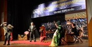 DELİ BAHAR YARIŞTI, SALON DOLDU TAŞTI