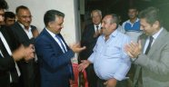Dilipak, Ak Parti’ye Katılan Vatandaşa Rozet Taktı