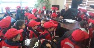 Gönüllü İtfaiyeci Minikler Ağabeylerini Ziyaret Etti