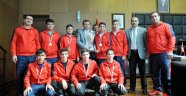 Güreşçiler Kupayı Erkoç'a takdim ettiler