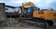 Harabe yapıları yıkma çalışmaları devam ediyor