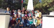 İlkokul Öğrencileri Şehitleri Ziyaret Etti