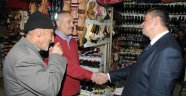 Kapalı çarşıda elini sıkmadık esnaf bırakmadı