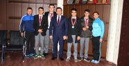 KORT TENİSİNDE İMKB MESLEKİ VE TEKNİK AND.LİS. BÖLGE ŞAMPİYONU