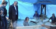 Milletvekili adayı Yufka açıp ekmek pişirdi