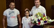 Milli Yüzücü Öztürk’ten Başkan Erkoç’a Ziyaret