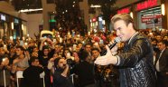 Mustafa Ceceli, sevenlerinin yarattığı izdihamla aşka geldi