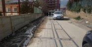 Okul Önündeki beton artıkları Tehlike Saçıyor