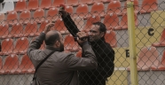 POLİSLERE TARAFTARDAN KARANFİL JESTİ